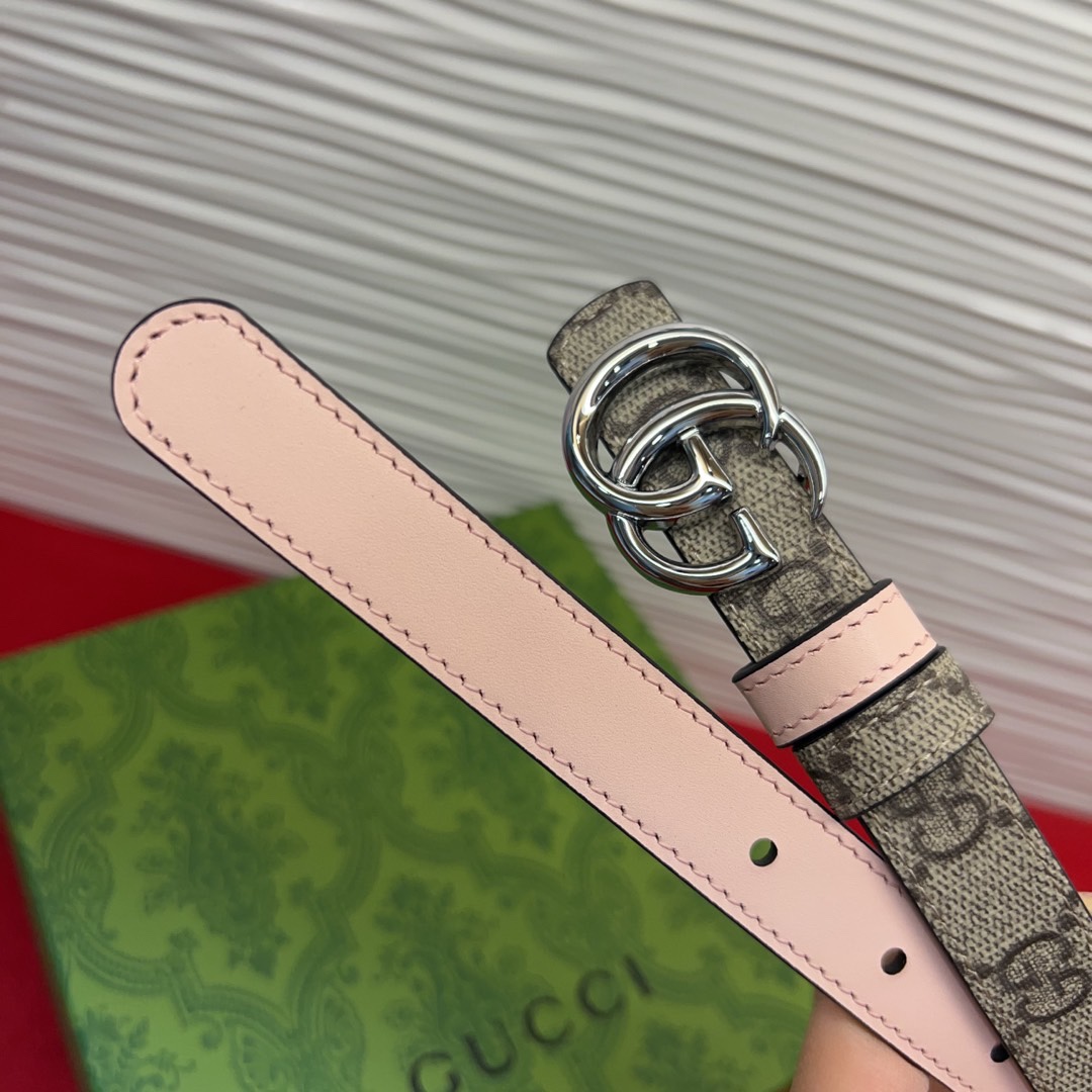 秋冬系列焕新演绎富有辨识度的GG Marmont系列。这款双面腰带采用GG Supreme与皮革材质匠心