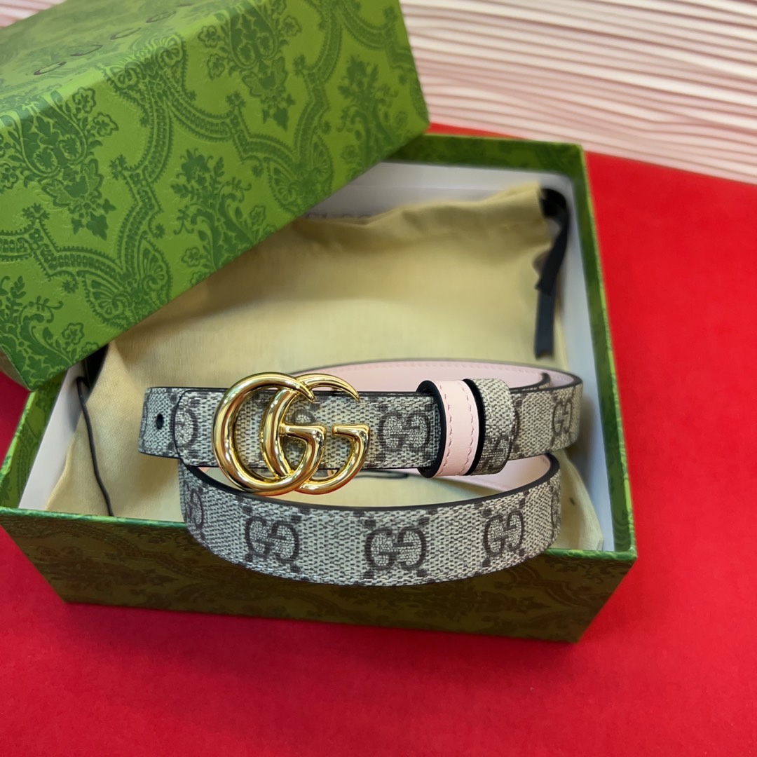 秋冬系列焕新演绎富有辨识度的GG Marmont系列。这款双面腰带采用GG Supreme与皮革材质匠心