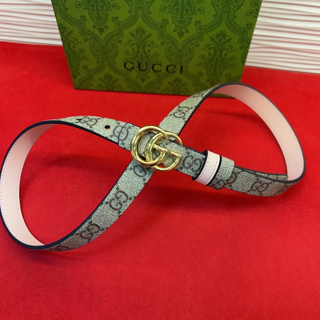 秋冬系列焕新演绎富有辨识度的GG Marmont系列。这款双面腰带采用GG Supreme与皮革材质匠心
