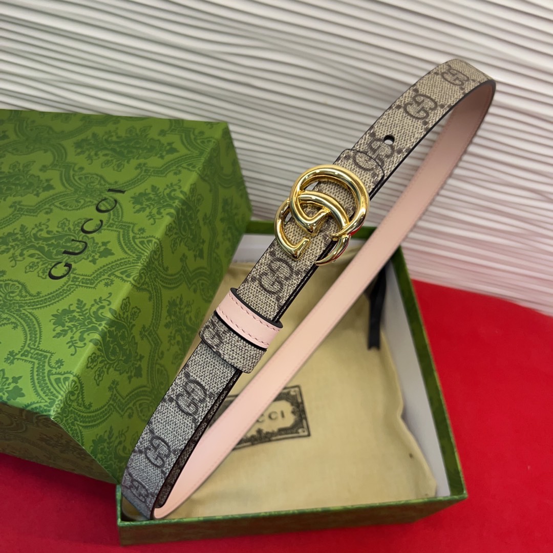 秋冬系列焕新演绎富有辨识度的GG Marmont系列。这款双面腰带采用GG Supreme与皮革材质匠心