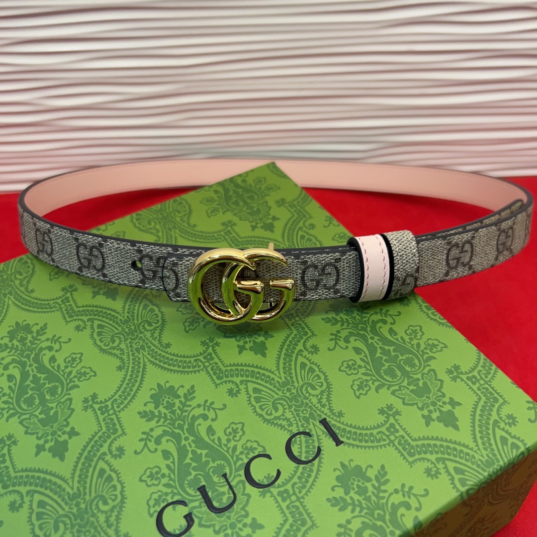 秋冬系列焕新演绎富有辨识度的GG Marmont系列。这款双面腰带采用GG Supreme与皮革材质匠心