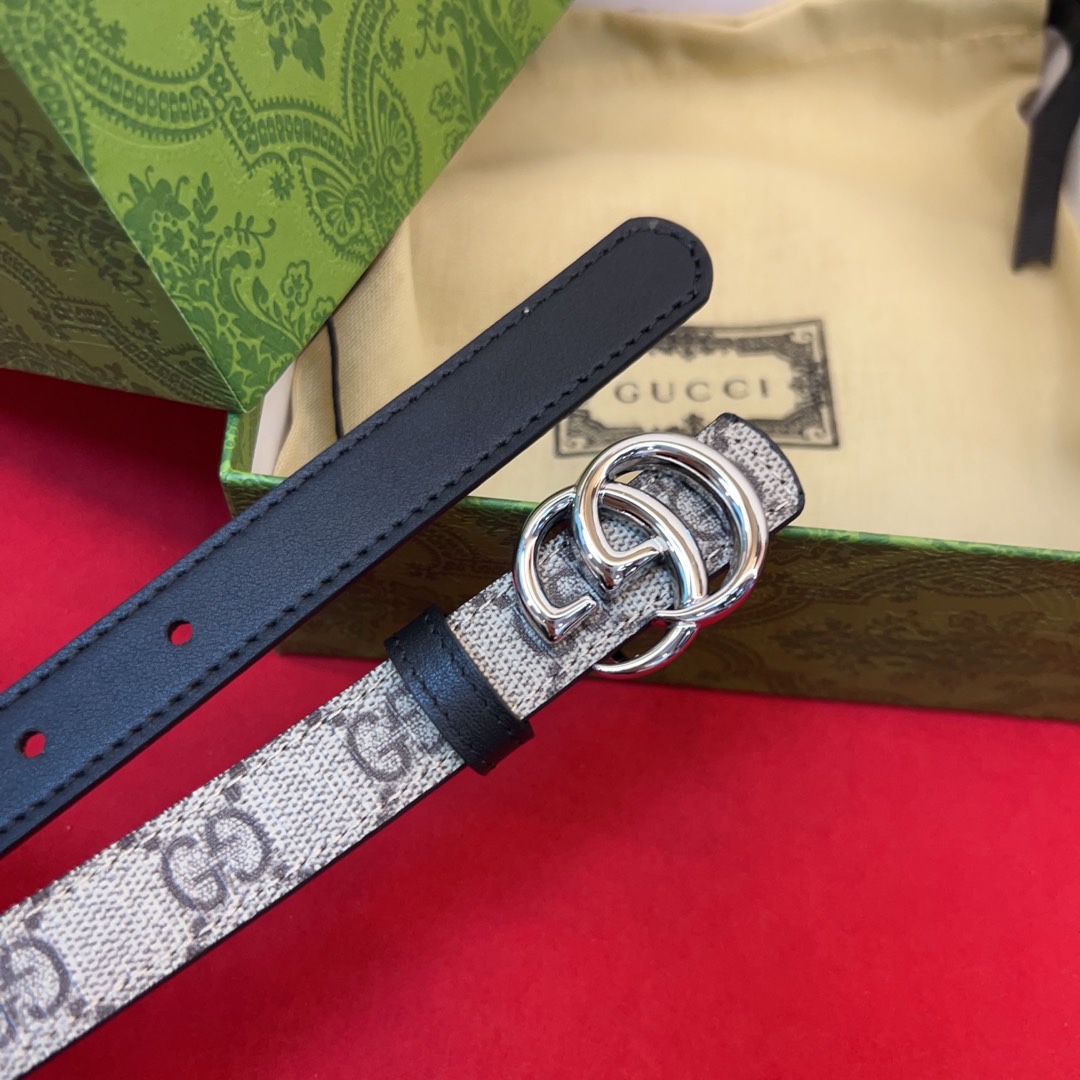 秋冬系列焕新演绎富有辨识度的GG Marmont系列。这款双面腰带采用GG Supreme与皮革材质匠心