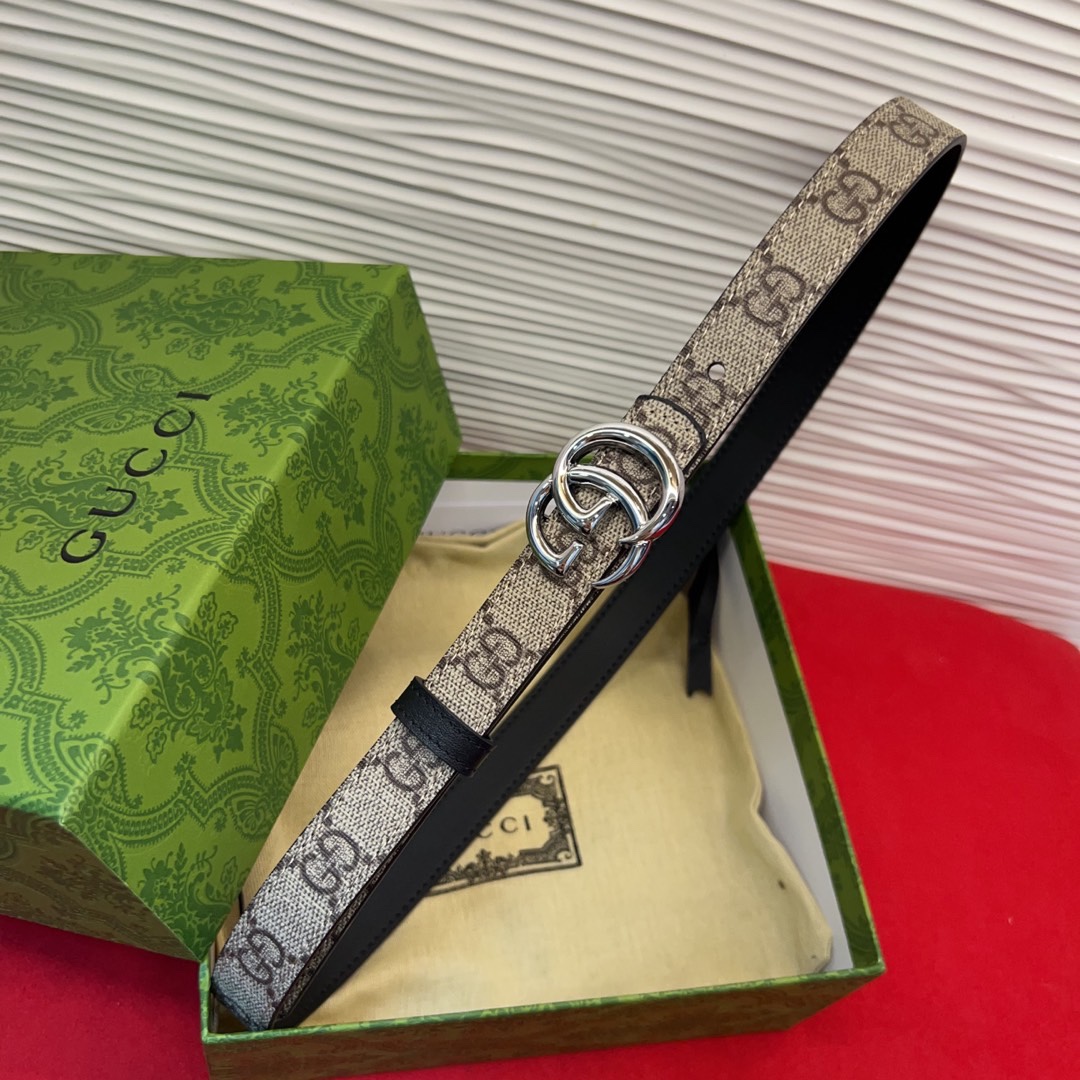 秋冬系列焕新演绎富有辨识度的GG Marmont系列。这款双面腰带采用GG Supreme与皮革材质匠心