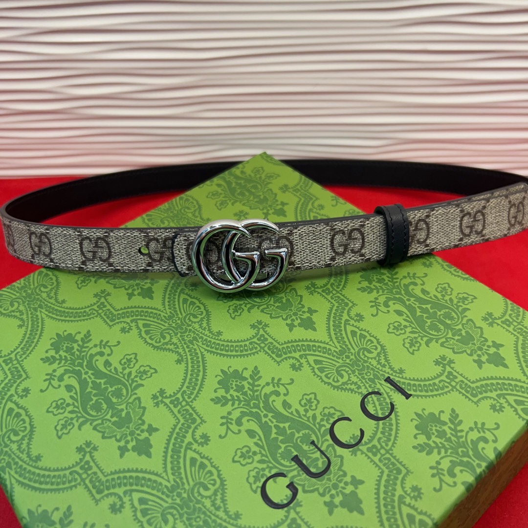 秋冬系列焕新演绎富有辨识度的GG Marmont系列。这款双面腰带采用GG Supreme与皮革材质匠心