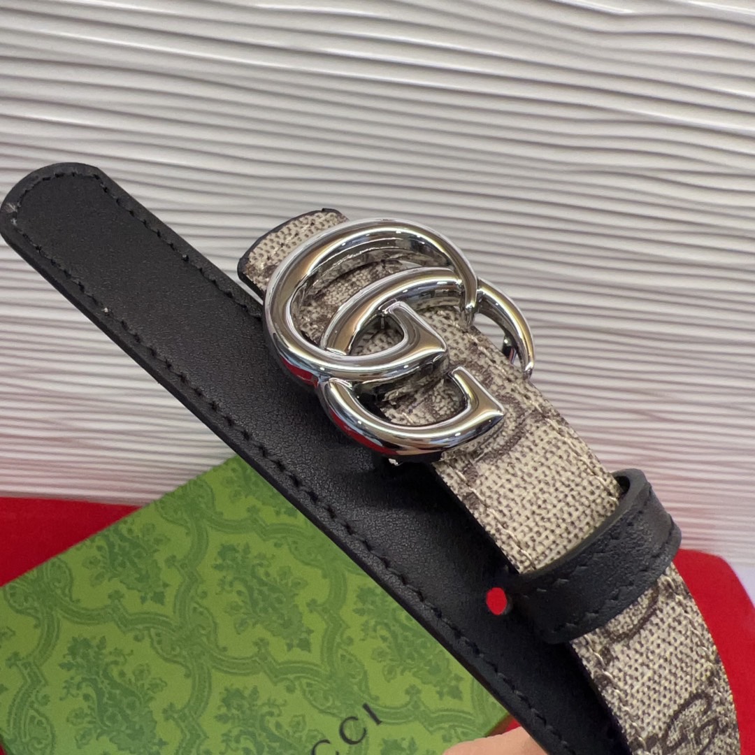 秋冬系列焕新演绎富有辨识度的GG Marmont系列。这款双面腰带采用GG Supreme与皮革材质匠心
