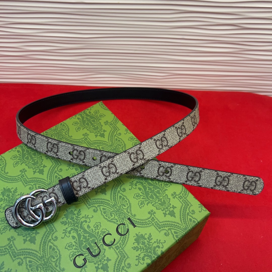秋冬系列焕新演绎富有辨识度的GG Marmont系列。这款双面腰带采用GG Supreme与皮革材质匠心