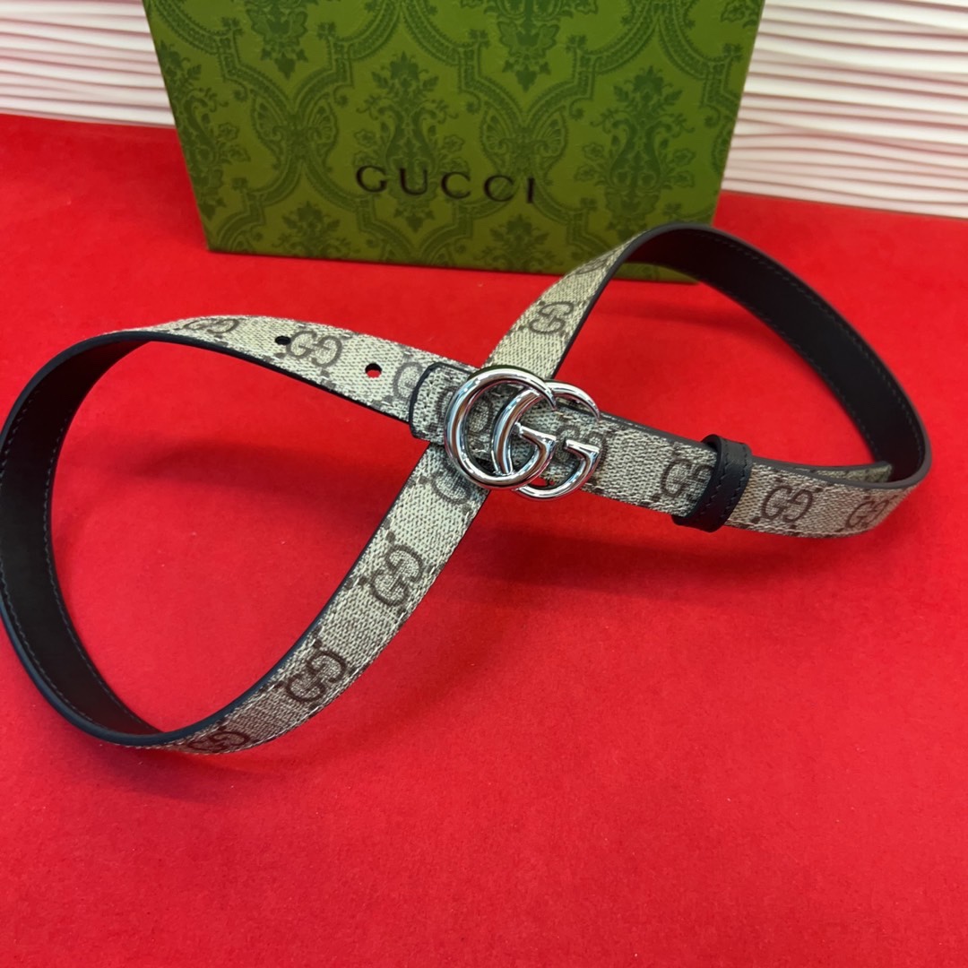 秋冬系列焕新演绎富有辨识度的GG Marmont系列。这款双面腰带采用GG Supreme与皮革材质匠心