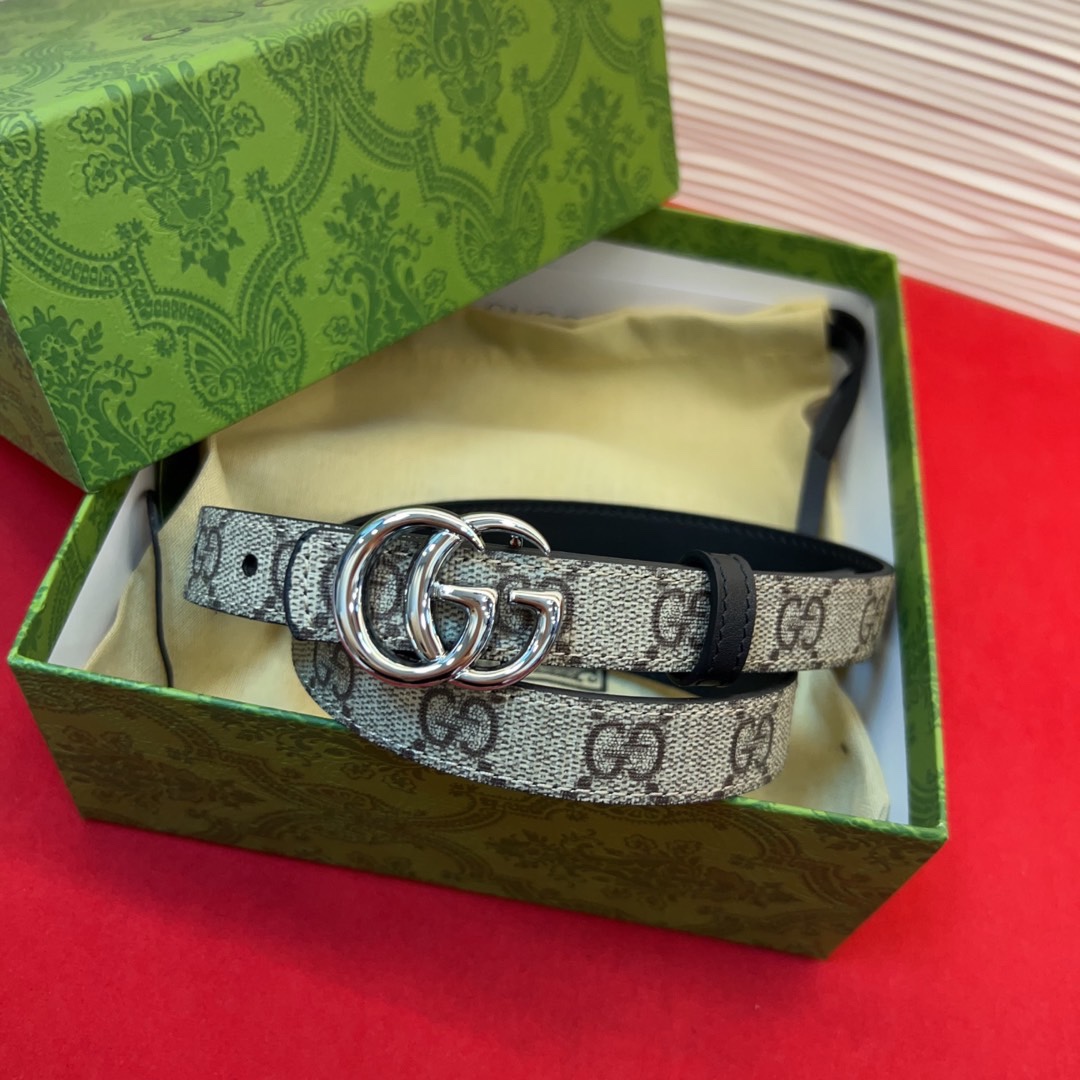 秋冬系列焕新演绎富有辨识度的GG Marmont系列。这款双面腰带采用GG Supreme与皮革材质匠心