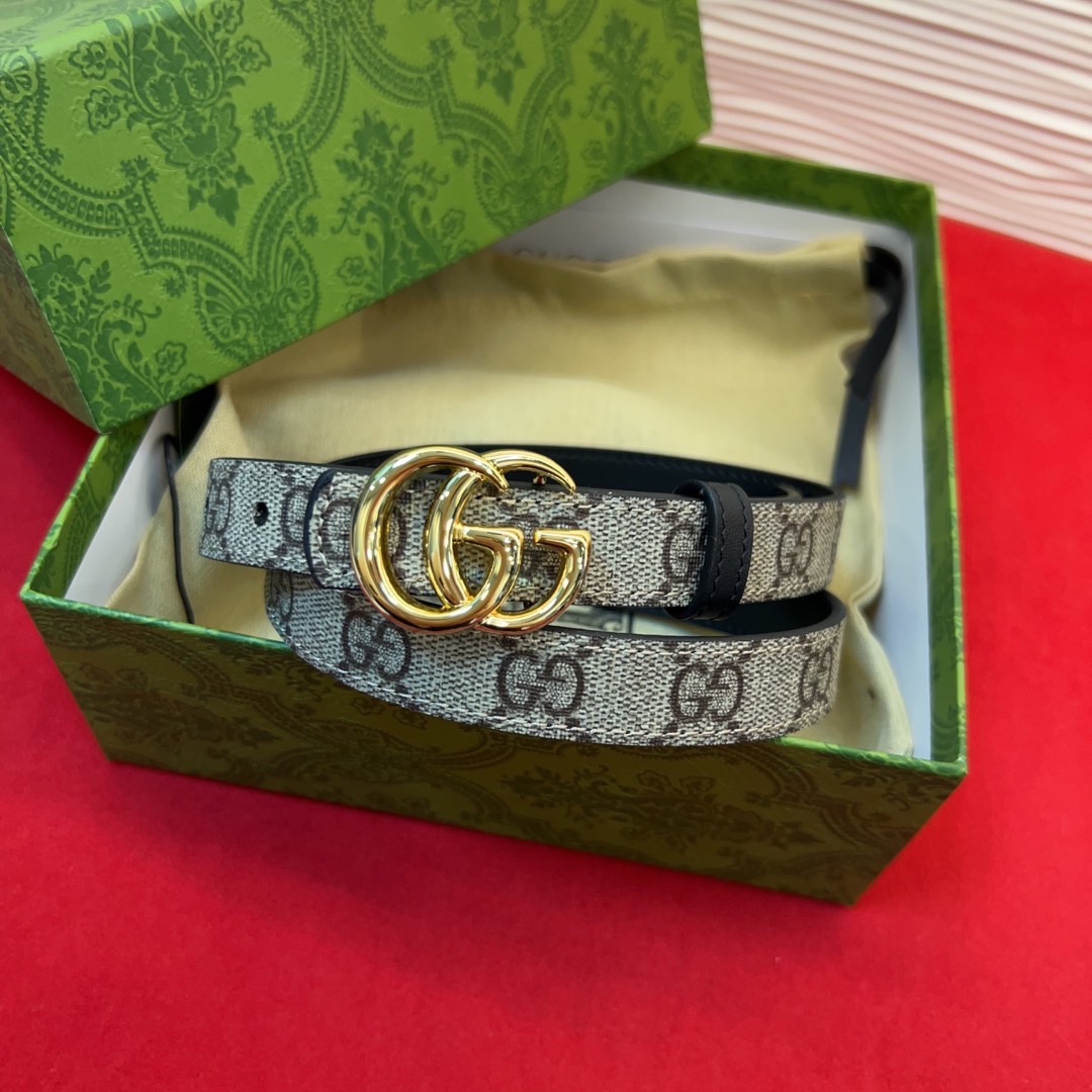 秋冬系列焕新演绎富有辨识度的GG Marmont系列。这款双面腰带采用GG Supreme与皮革材质匠心