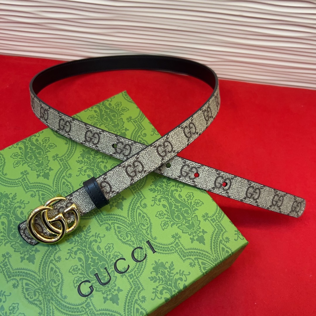 秋冬系列焕新演绎富有辨识度的GG Marmont系列。这款双面腰带采用GG Supreme与皮革材质匠心