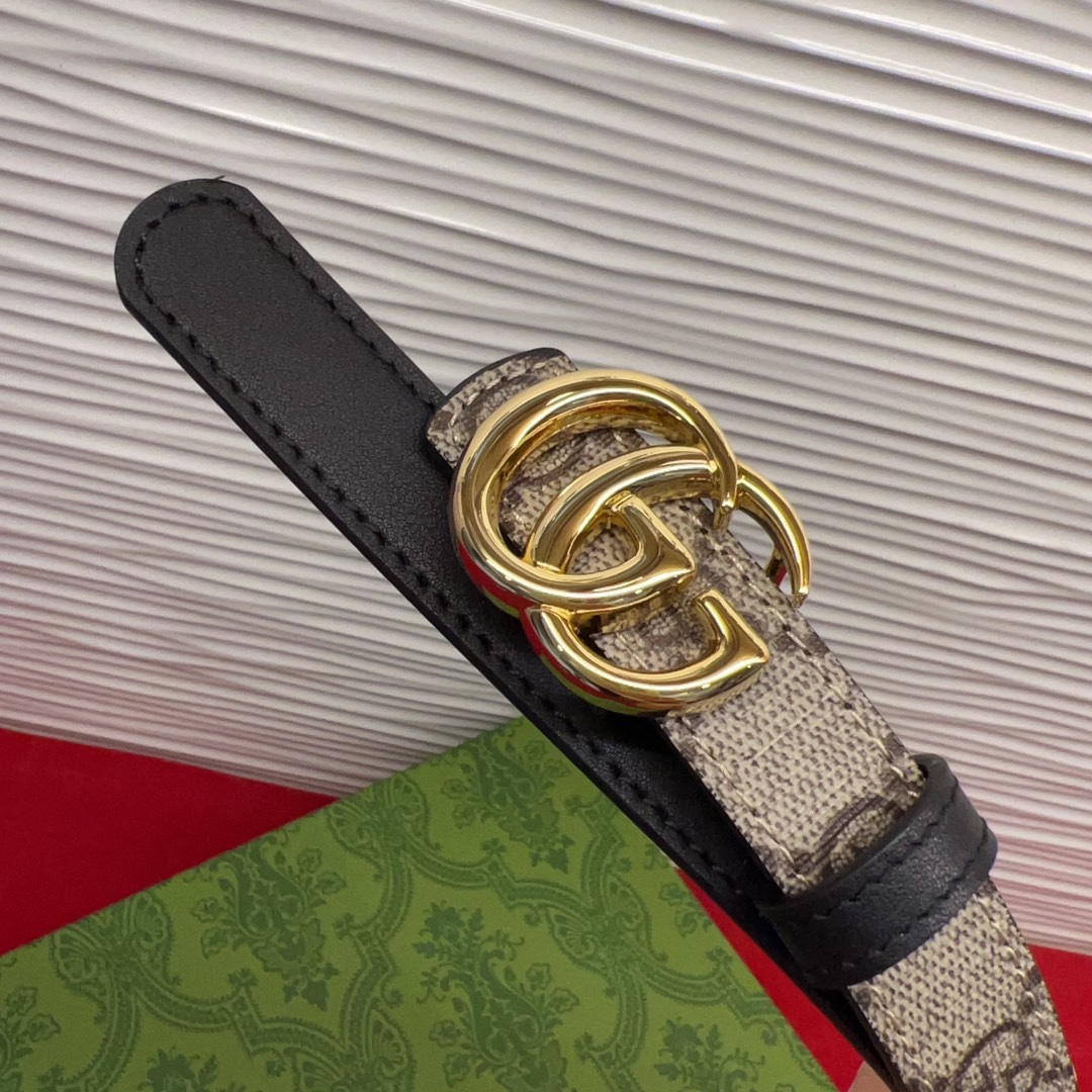 秋冬系列焕新演绎富有辨识度的GG Marmont系列。这款双面腰带采用GG Supreme与皮革材质匠心