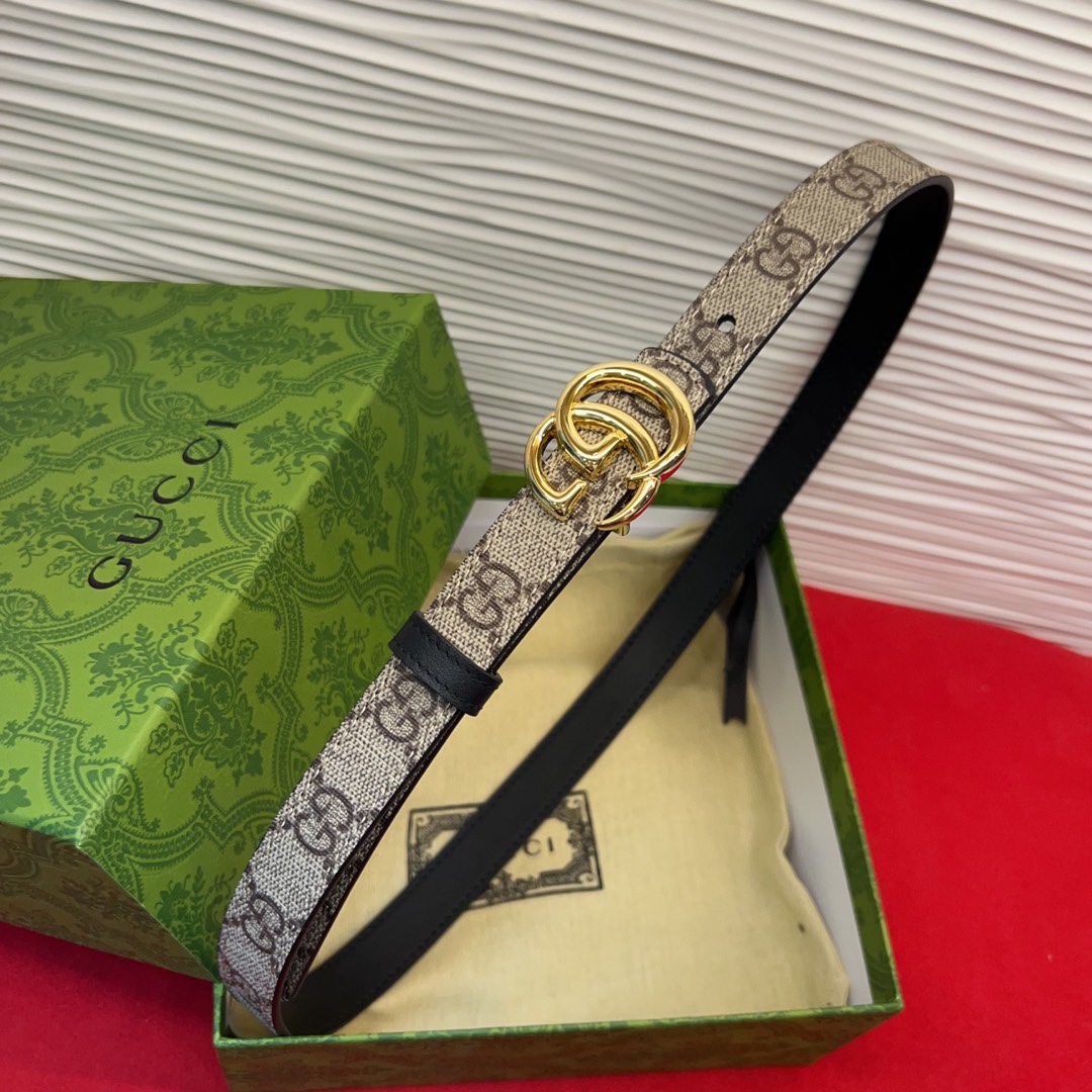秋冬系列焕新演绎富有辨识度的GG Marmont系列。这款双面腰带采用GG Supreme与皮革材质匠心