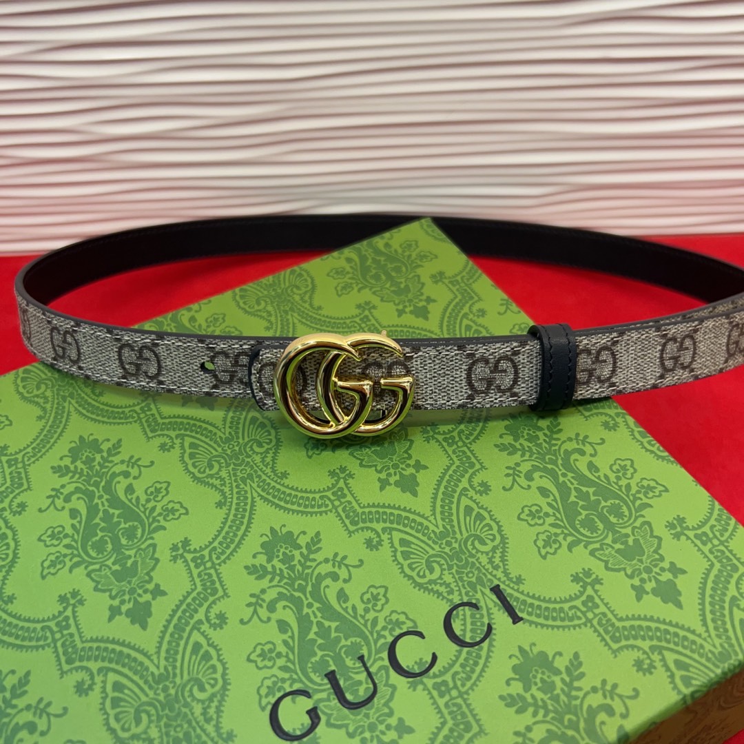 秋冬系列焕新演绎富有辨识度的GG Marmont系列。这款双面腰带采用GG Supreme与皮革材质匠心