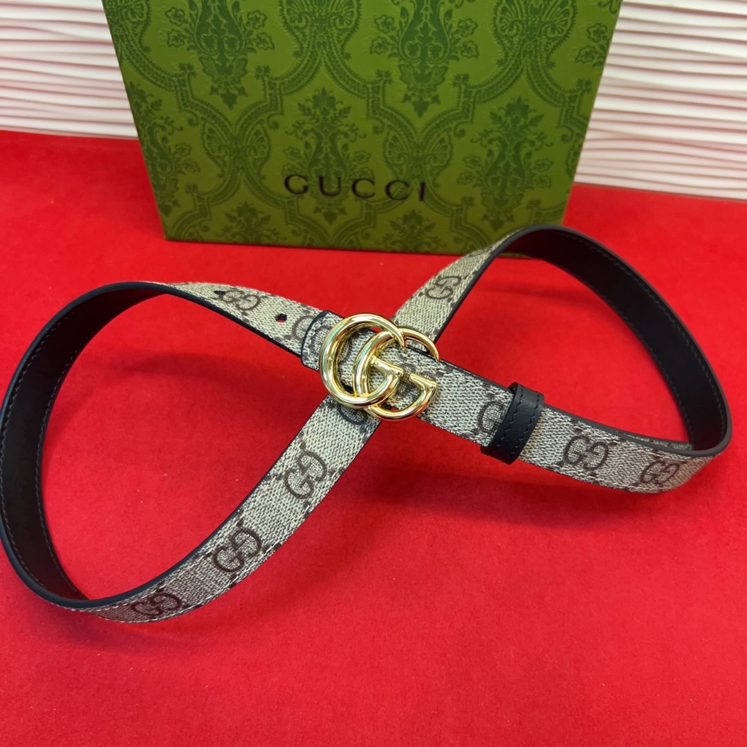 秋冬系列焕新演绎富有辨识度的GG Marmont系列。这款双面腰带采用GG Supreme与皮革材质匠心