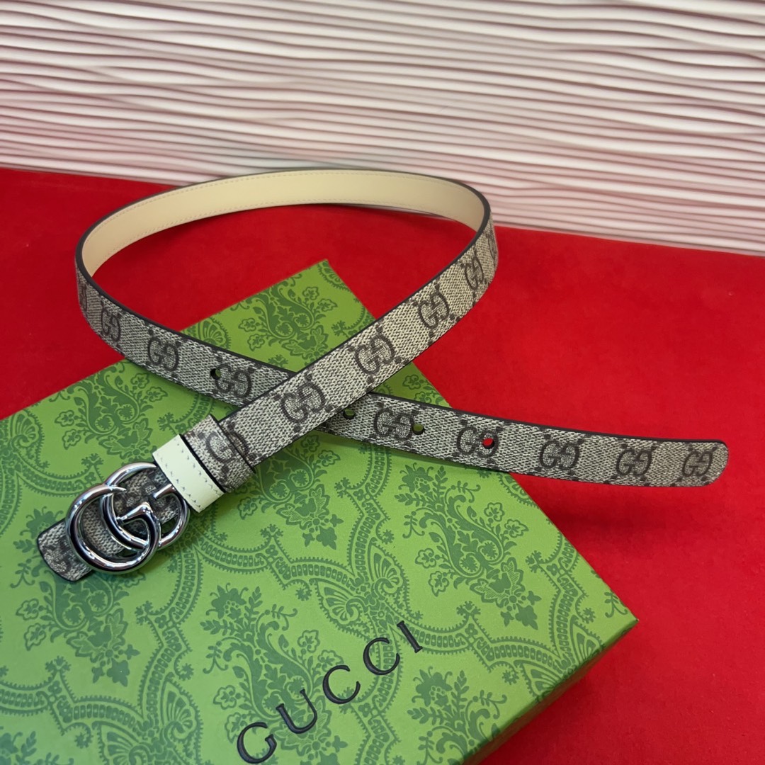 秋冬系列焕新演绎富有辨识度的GG Marmont系列。这款双面腰带采用GG Supreme与皮革材质匠心