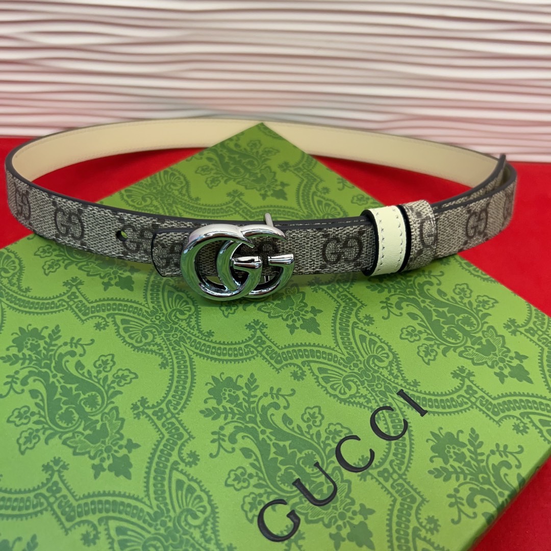 秋冬系列焕新演绎富有辨识度的GG Marmont系列。这款双面腰带采用GG Supreme与皮革材质匠心