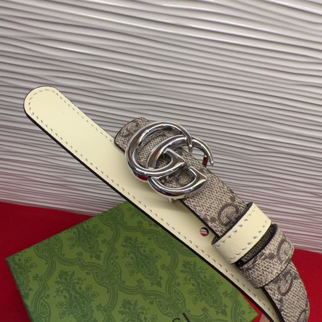 秋冬系列焕新演绎富有辨识度的GG Marmont系列。这款双面腰带采用GG Supreme与皮革材质匠心