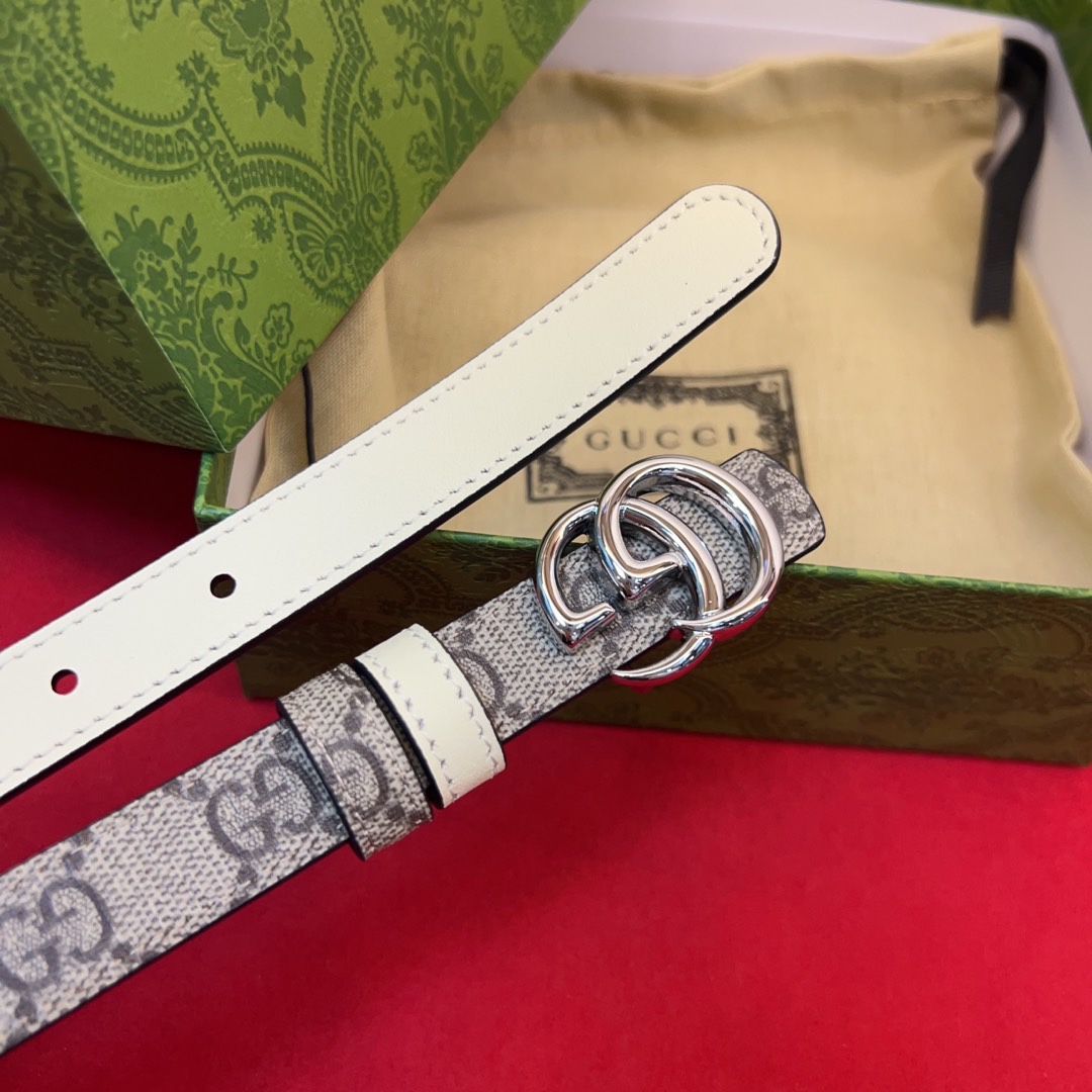 秋冬系列焕新演绎富有辨识度的GG Marmont系列。这款双面腰带采用GG Supreme与皮革材质匠心