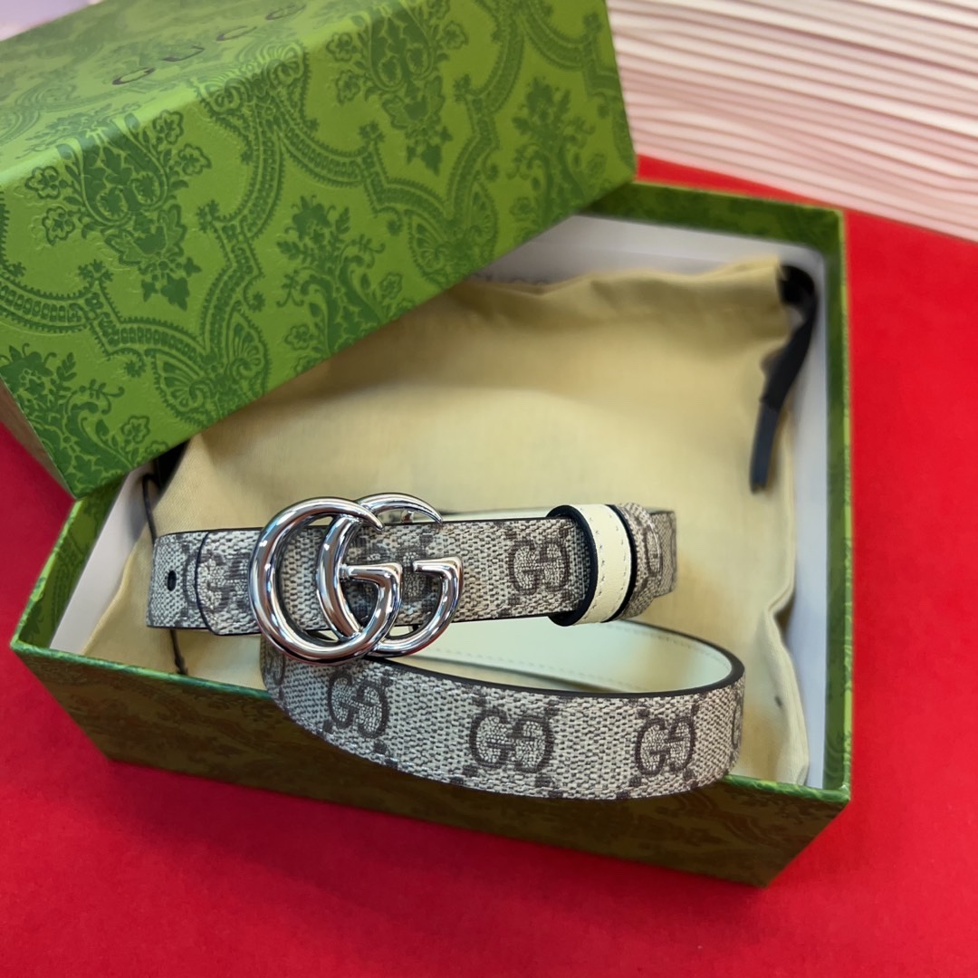 秋冬系列焕新演绎富有辨识度的GG Marmont系列。这款双面腰带采用GG Supreme与皮革材质匠心