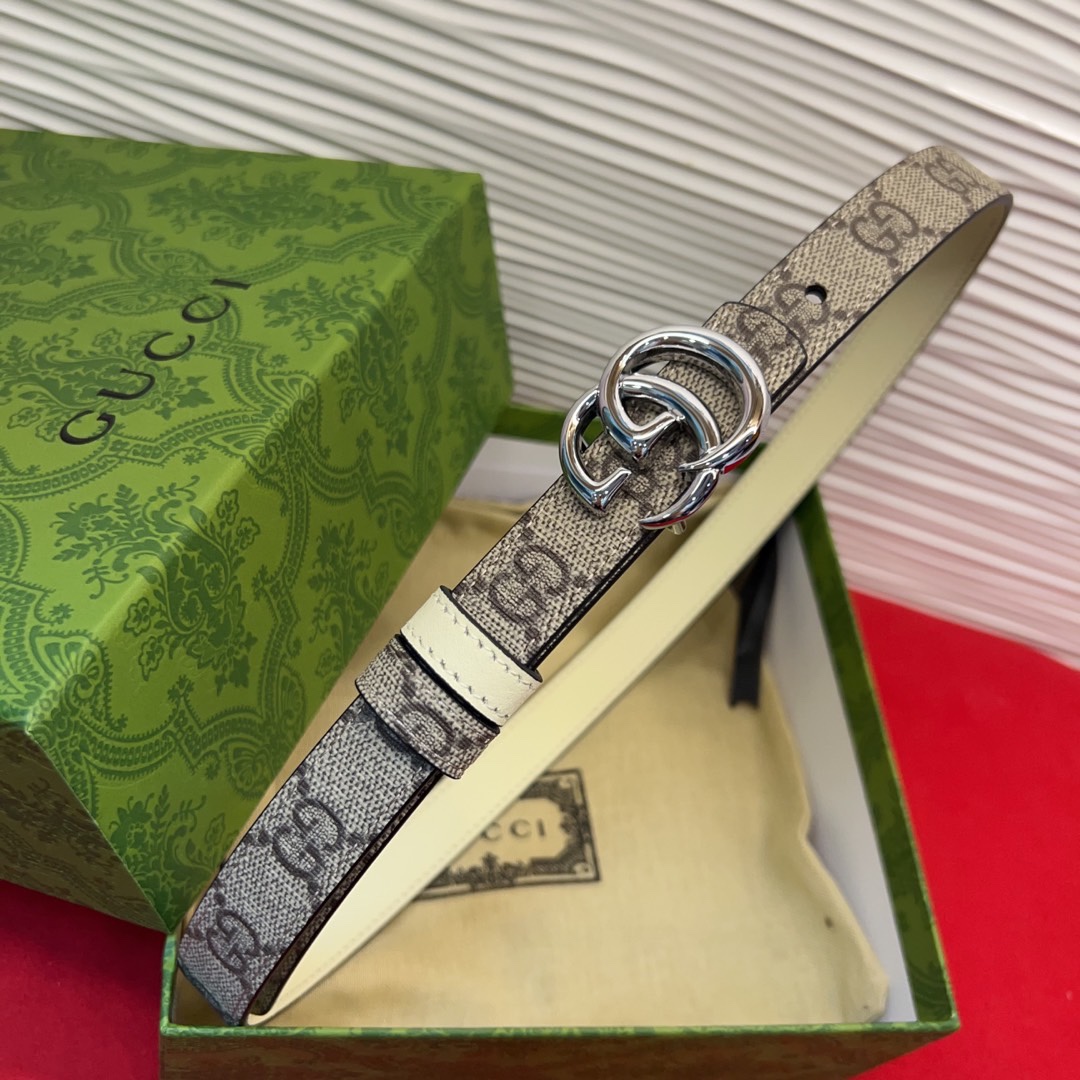 秋冬系列焕新演绎富有辨识度的GG Marmont系列。这款双面腰带采用GG Supreme与皮革材质匠心