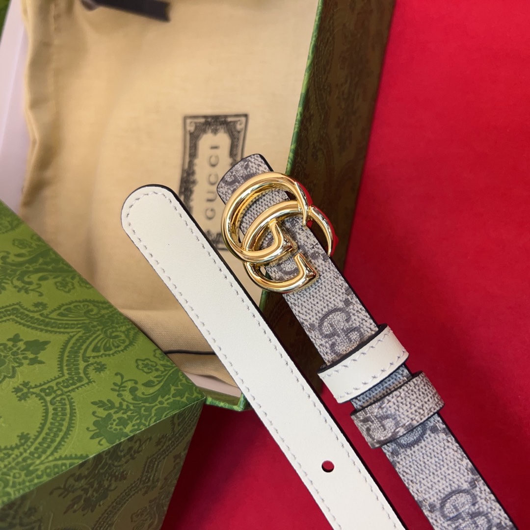 秋冬系列焕新演绎富有辨识度的GG Marmont系列。这款双面腰带采用GG Supreme与皮革材质匠心