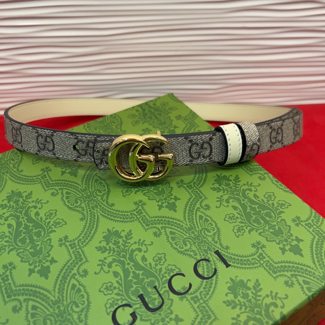 秋冬系列焕新演绎富有辨识度的GG Marmont系列。这款双面腰带采用GG Supreme与皮革材质匠心