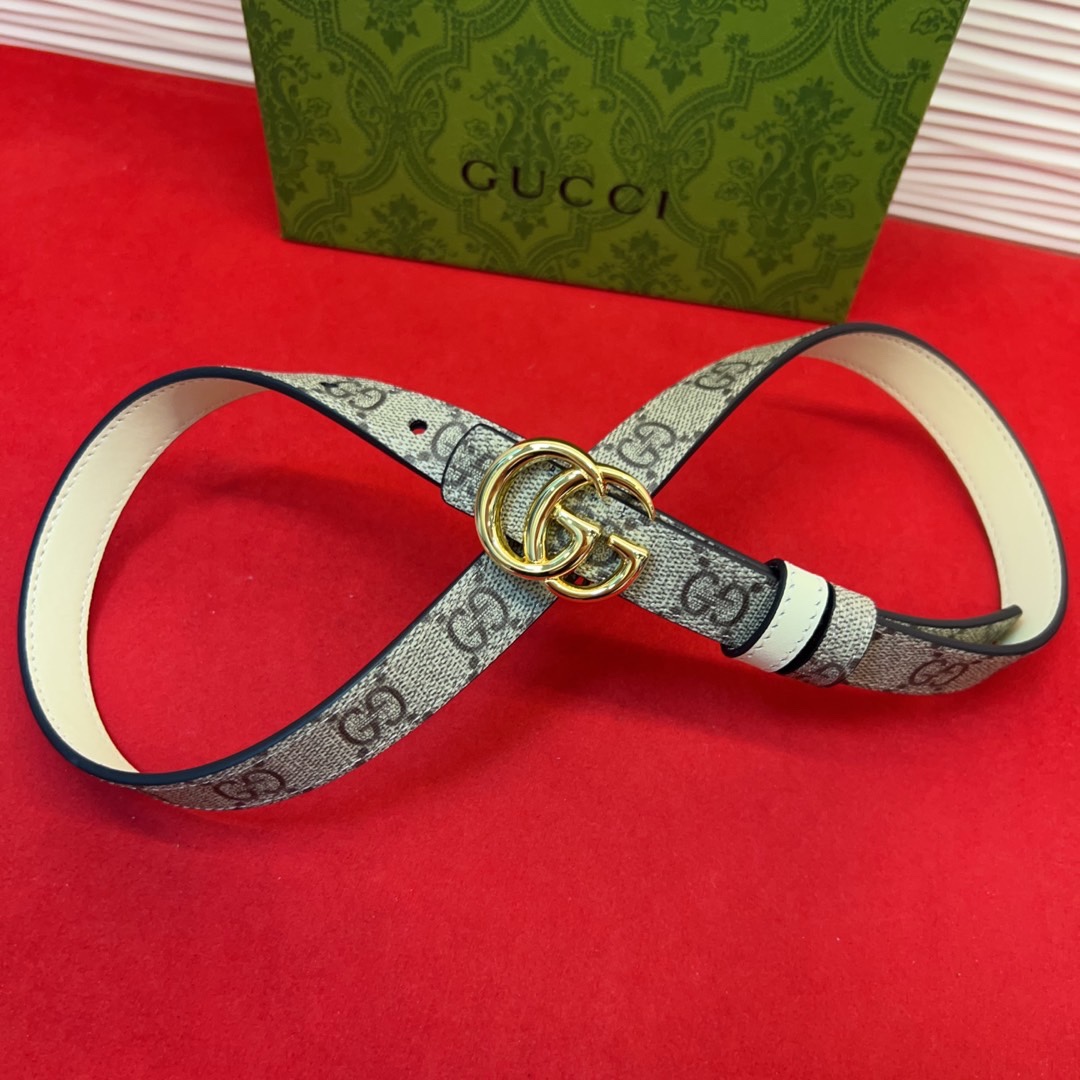 秋冬系列焕新演绎富有辨识度的GG Marmont系列。这款双面腰带采用GG Supreme与皮革材质匠心