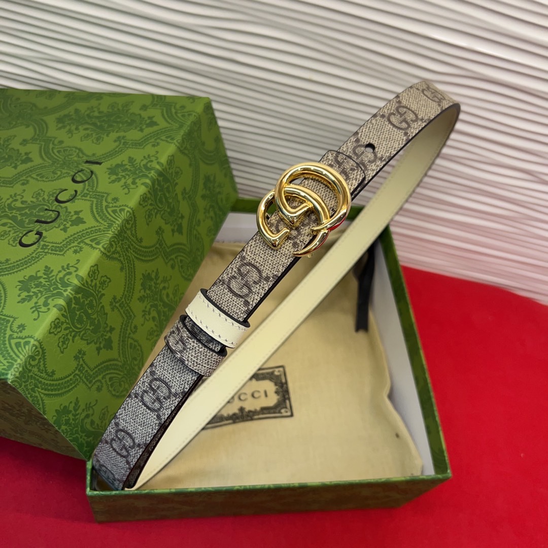 秋冬系列焕新演绎富有辨识度的GG Marmont系列。这款双面腰带采用GG Supreme与皮革材质匠心