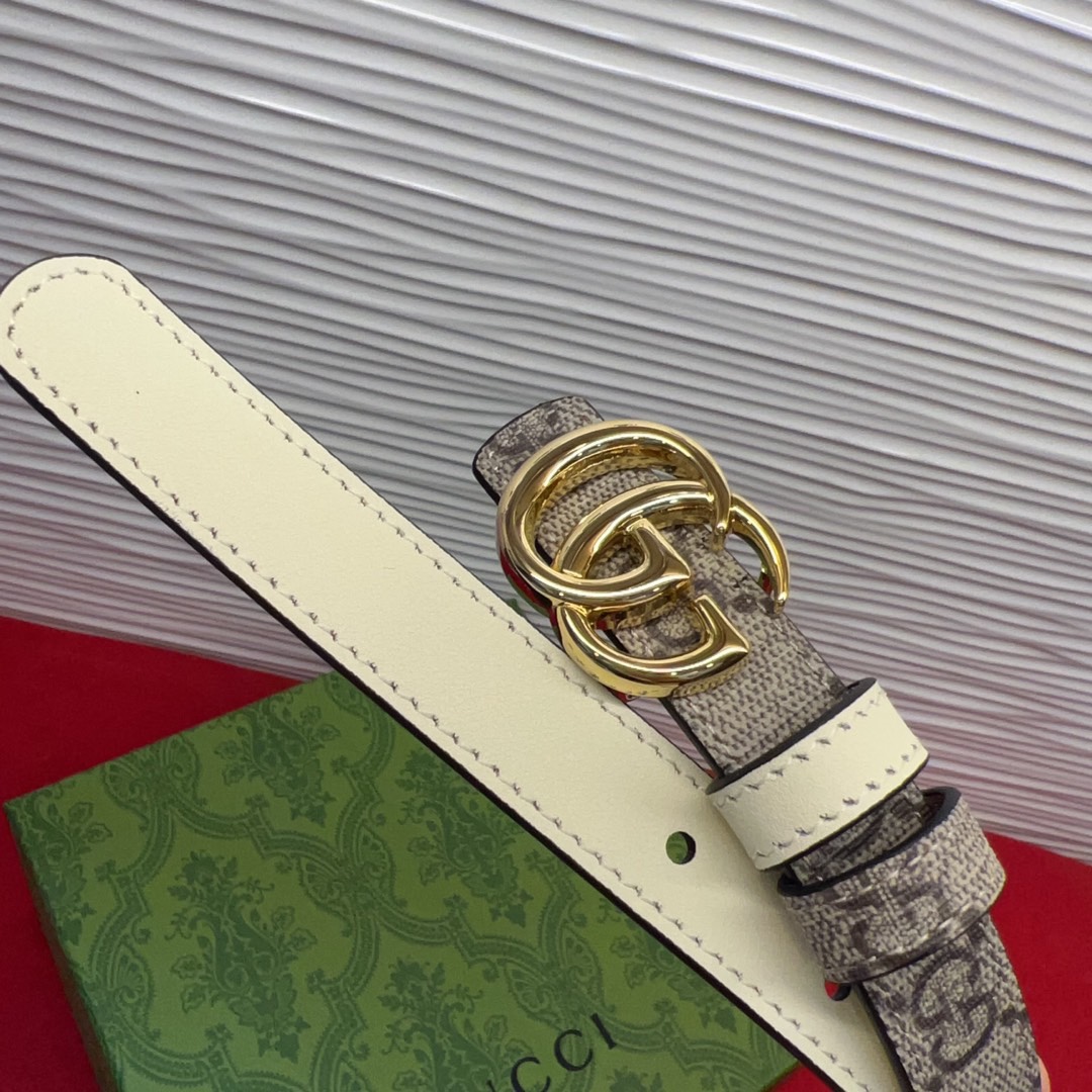 秋冬系列焕新演绎富有辨识度的GG Marmont系列。这款双面腰带采用GG Supreme与皮革材质匠心