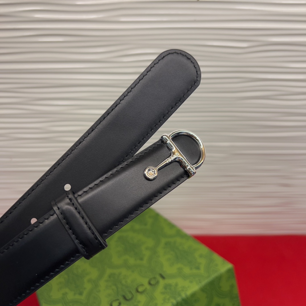 这款腰带采用GSupremepvc制作，匠心点缀品牌标志性的双G元素，彰显品牌的马术传承。背面再添方形搭