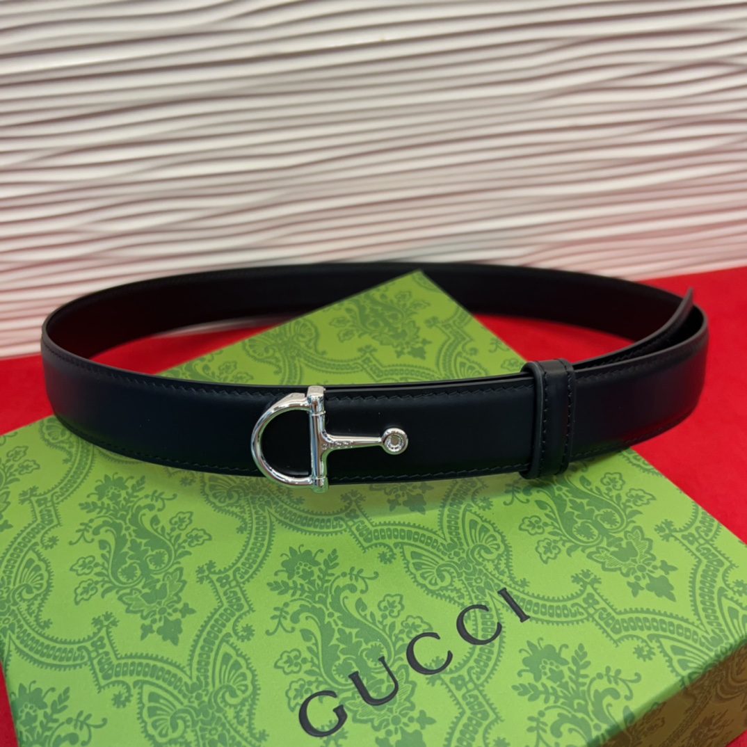 这款腰带采用GSupremepvc制作，匠心点缀品牌标志性的双G元素，彰显品牌的马术传承。背面再添方形搭