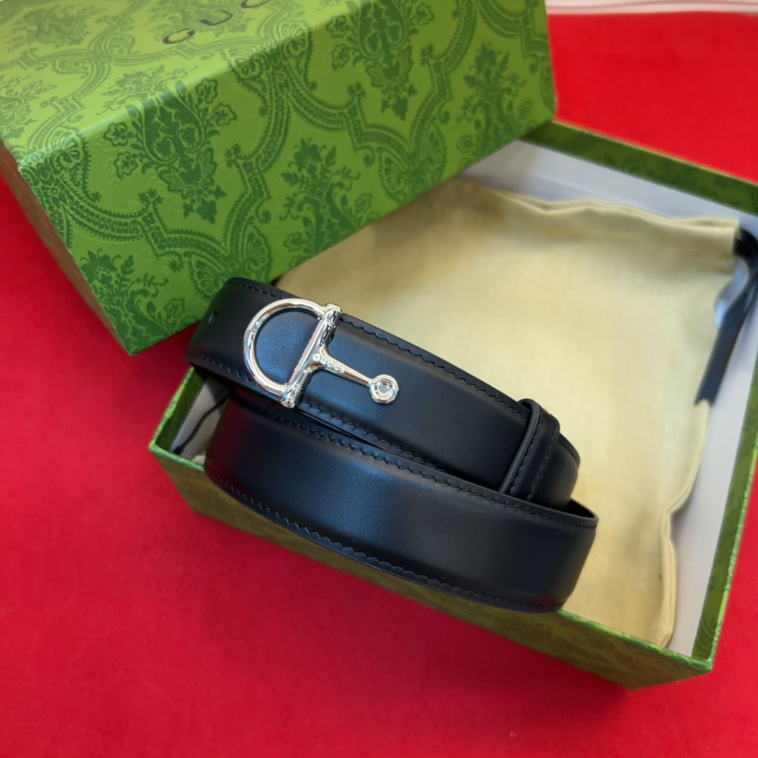 这款腰带采用GSupremepvc制作，匠心点缀品牌标志性的双G元素，彰显品牌的马术传承。背面再添方形搭