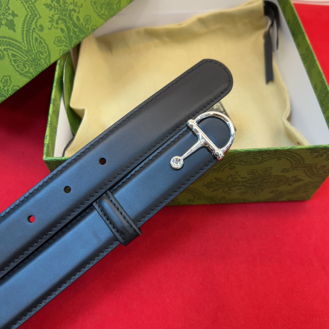 这款腰带采用GSupremepvc制作，匠心点缀品牌标志性的双G元素，彰显品牌的马术传承。背面再添方形搭