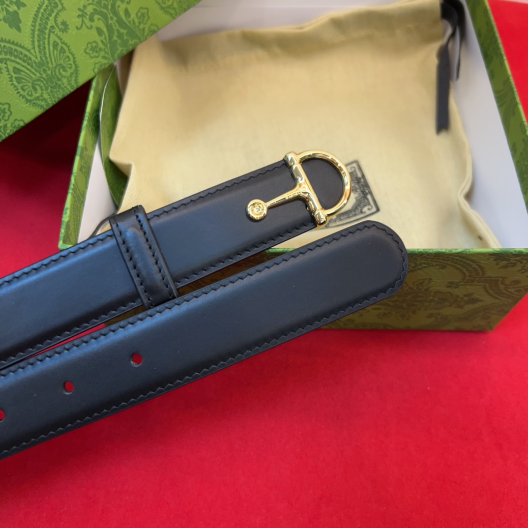 这款腰带采用GSupremepvc制作，匠心点缀品牌标志性的双G元素，彰显品牌的马术传承。背面再添方形搭