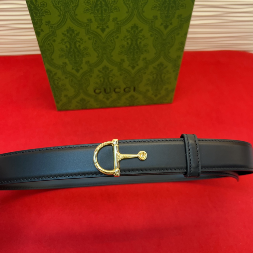 这款腰带采用GSupremepvc制作，匠心点缀品牌标志性的双G元素，彰显品牌的马术传承。背面再添方形搭