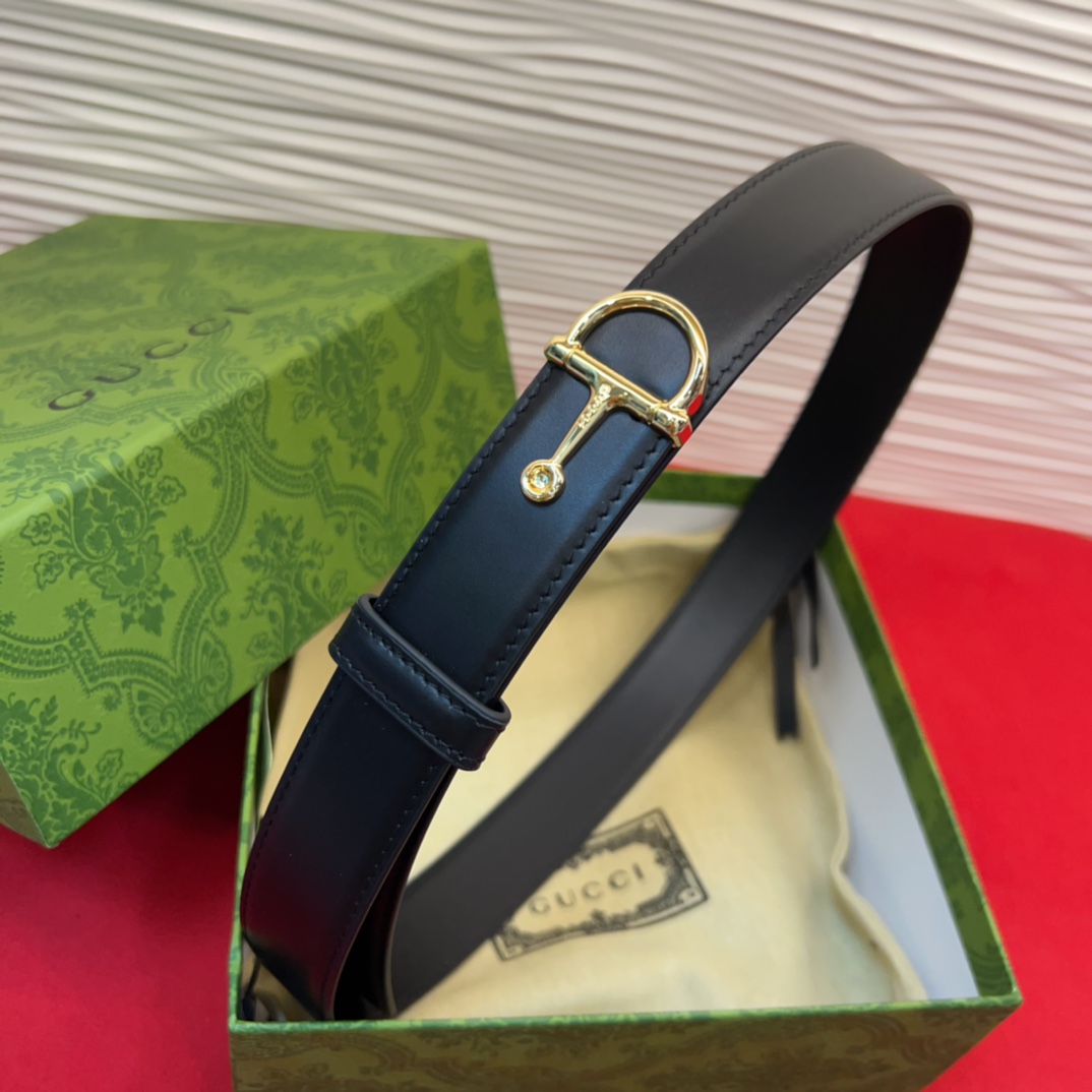 这款腰带采用GSupremepvc制作，匠心点缀品牌标志性的双G元素，彰显品牌的马术传承。背面再添方形搭