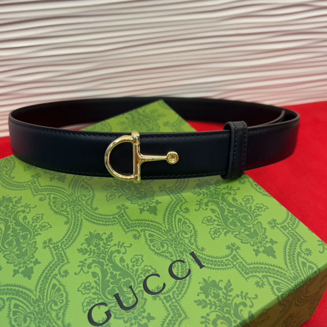 这款腰带采用GSupremepvc制作，匠心点缀品牌标志性的双G元素，彰显品牌的马术传承。背面再添方形搭