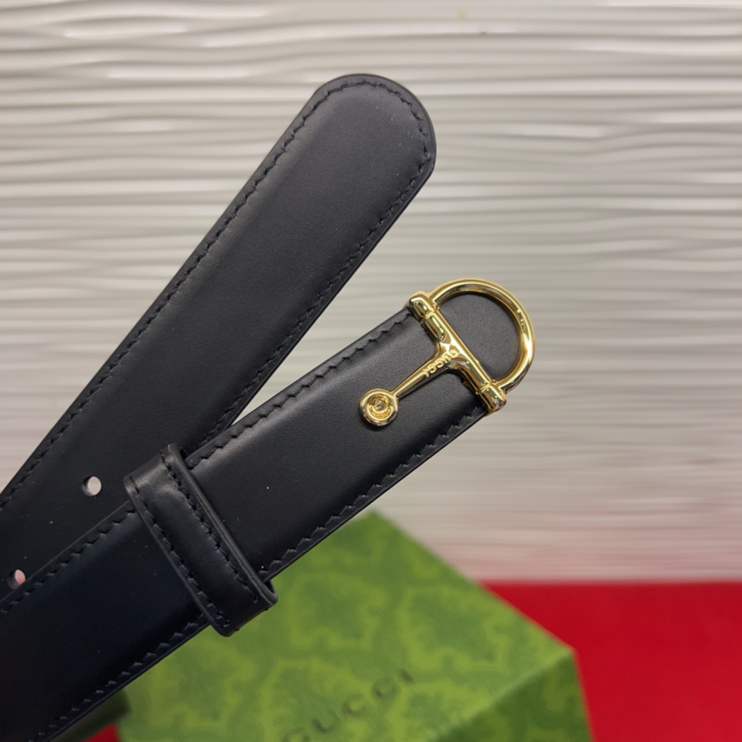 这款腰带采用GSupremepvc制作，匠心点缀品牌标志性的双G元素，彰显品牌的马术传承。背面再添方形搭