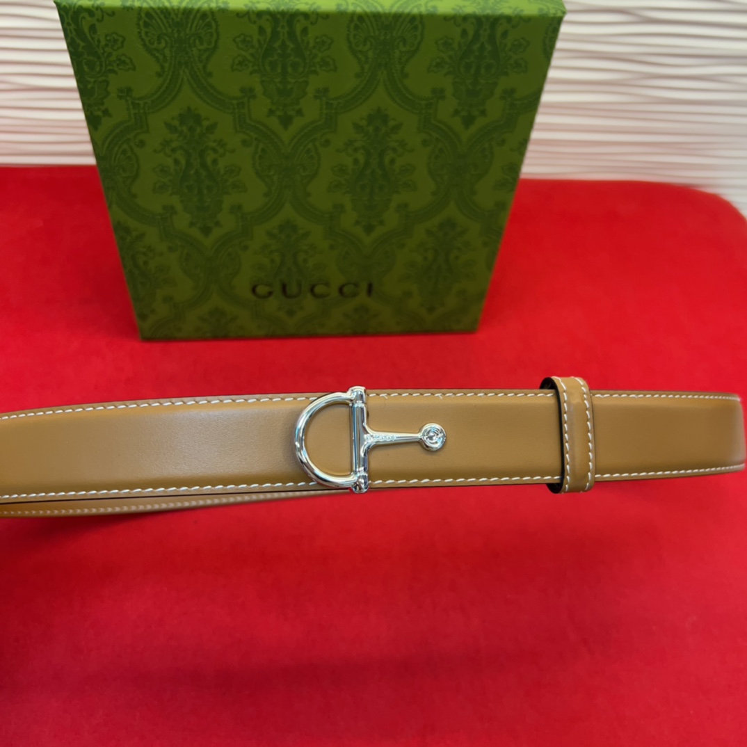 这款腰带采用GSupremepvc制作，匠心点缀品牌标志性的双G元素，彰显品牌的马术传承。背面再添方形搭