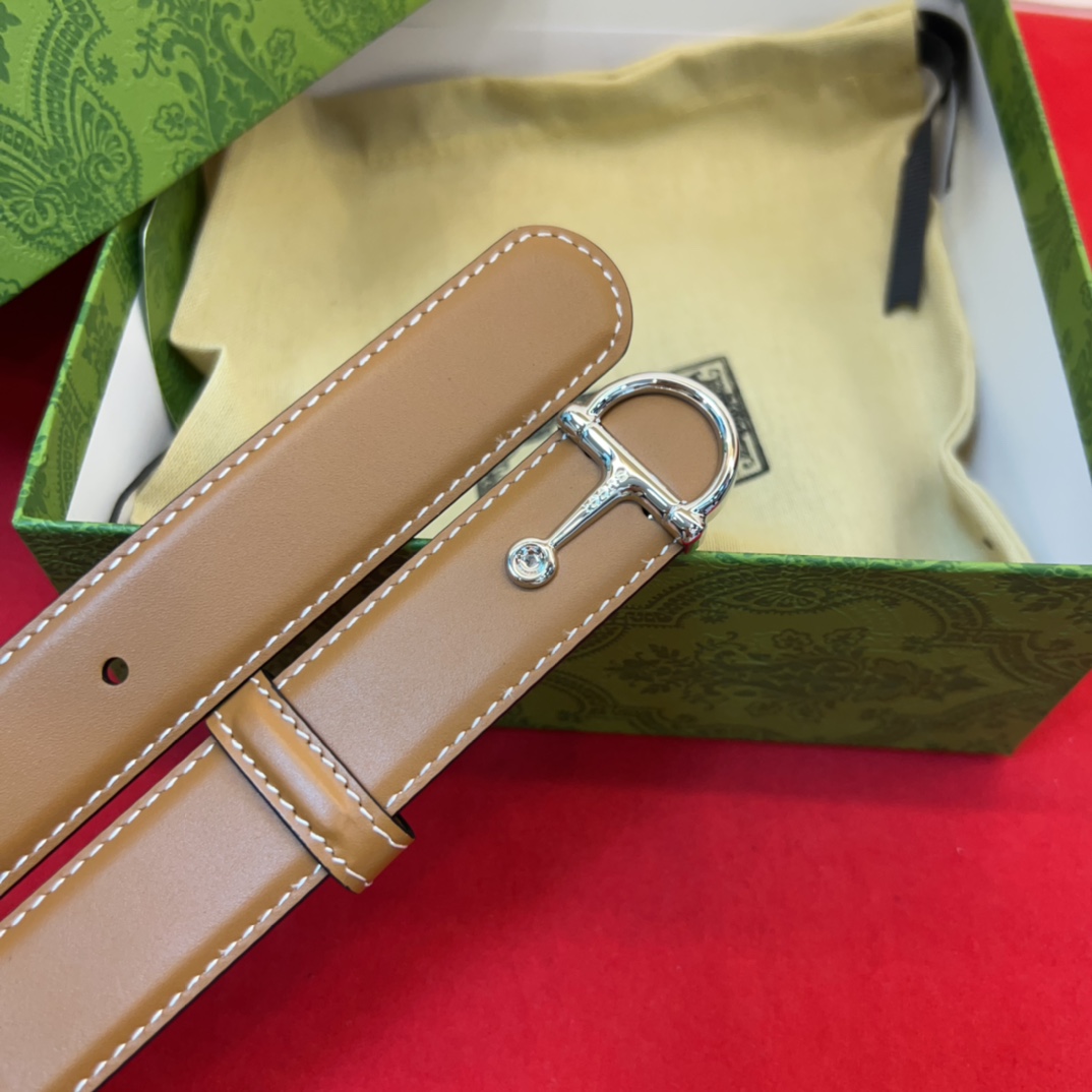 这款腰带采用GSupremepvc制作，匠心点缀品牌标志性的双G元素，彰显品牌的马术传承。背面再添方形搭