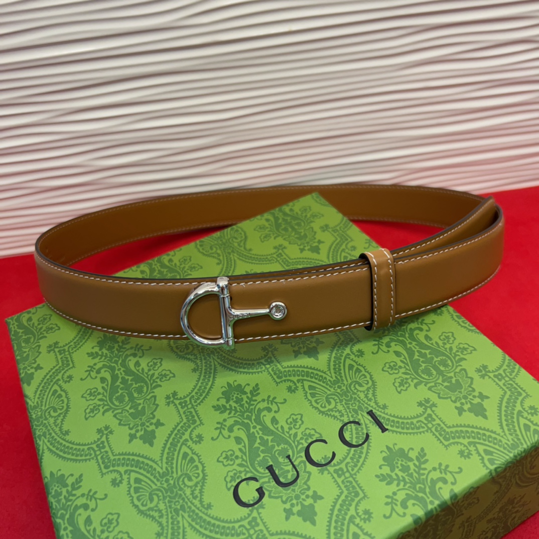 这款腰带采用GSupremepvc制作，匠心点缀品牌标志性的双G元素，彰显品牌的马术传承。背面再添方形搭