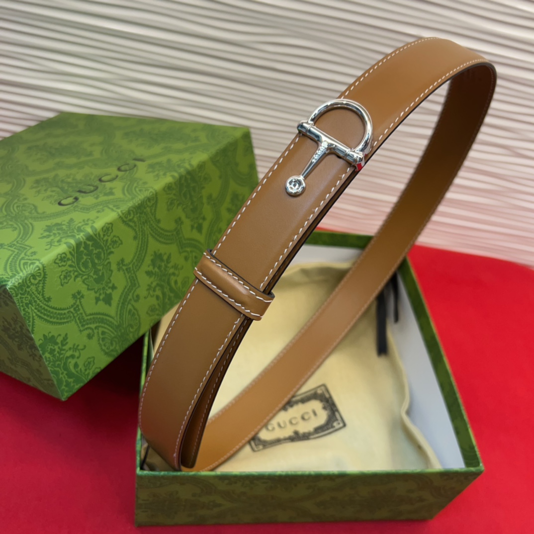 这款腰带采用GSupremepvc制作，匠心点缀品牌标志性的双G元素，彰显品牌的马术传承。背面再添方形搭