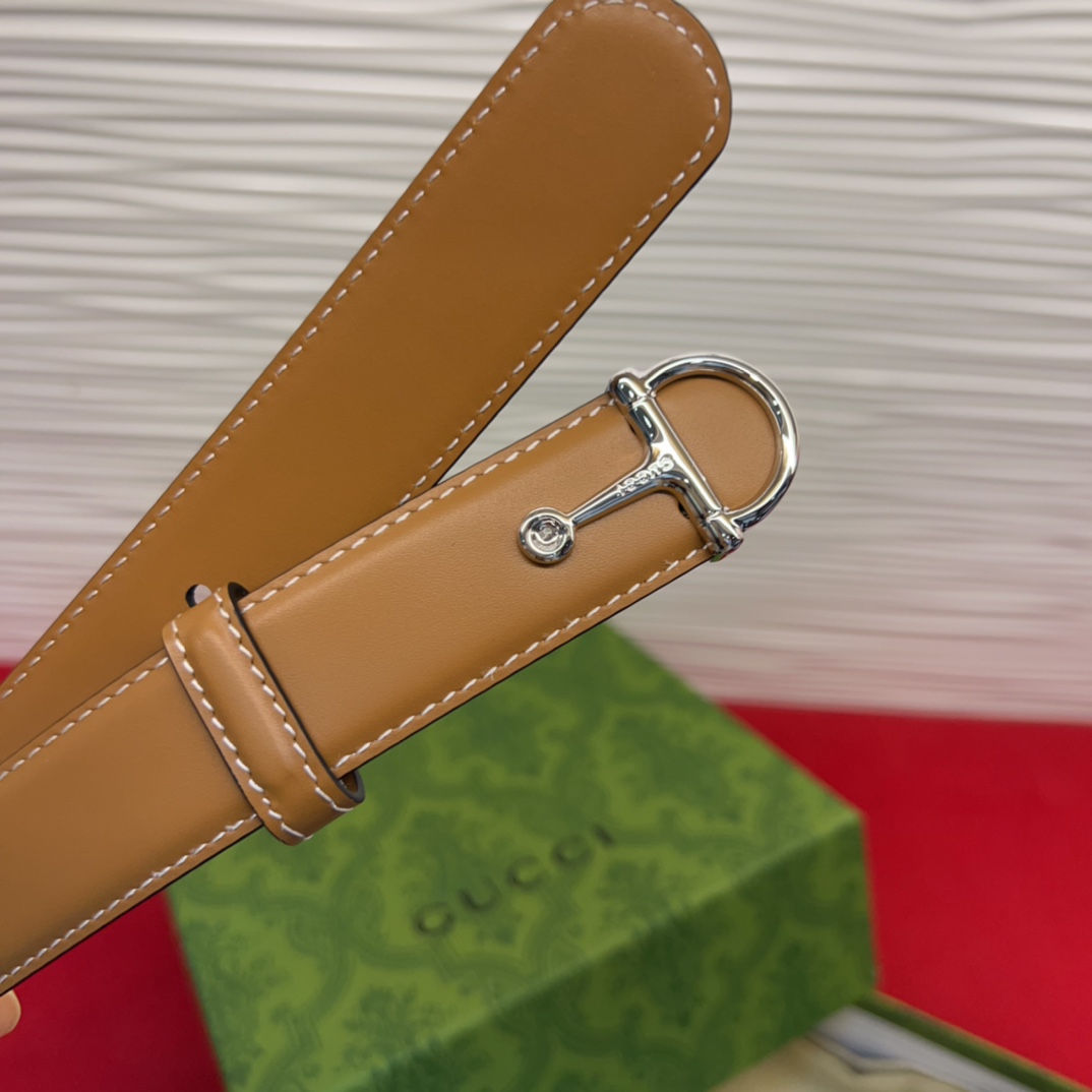 这款腰带采用GSupremepvc制作，匠心点缀品牌标志性的双G元素，彰显品牌的马术传承。背面再添方形搭