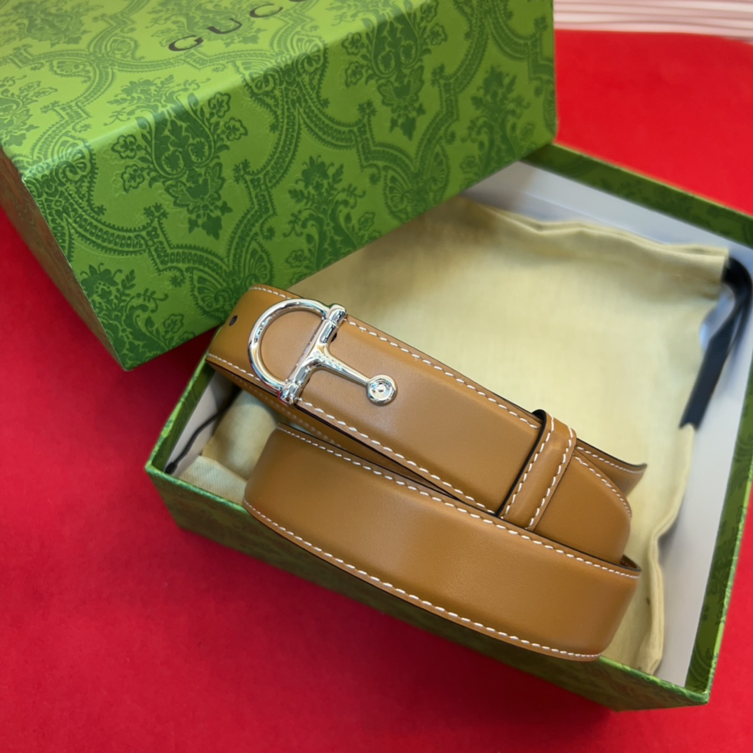 这款腰带采用GSupremepvc制作，匠心点缀品牌标志性的双G元素，彰显品牌的马术传承。背面再添方形搭