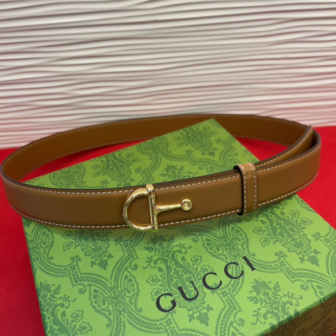 这款腰带采用GSupremepvc制作，匠心点缀品牌标志性的双G元素，彰显品牌的马术传承。背面再添方形搭