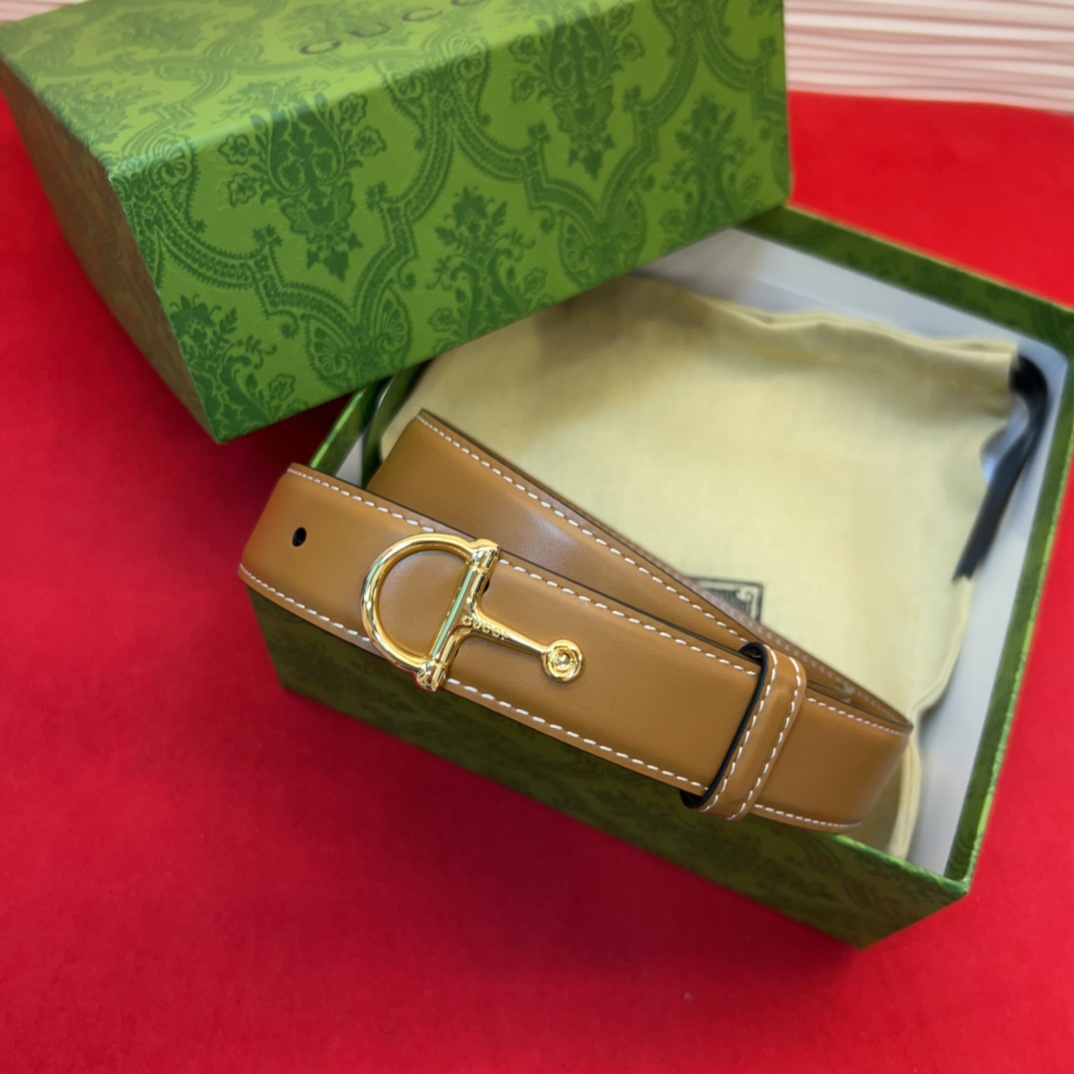 这款腰带采用GSupremepvc制作，匠心点缀品牌标志性的双G元素，彰显品牌的马术传承。背面再添方形搭