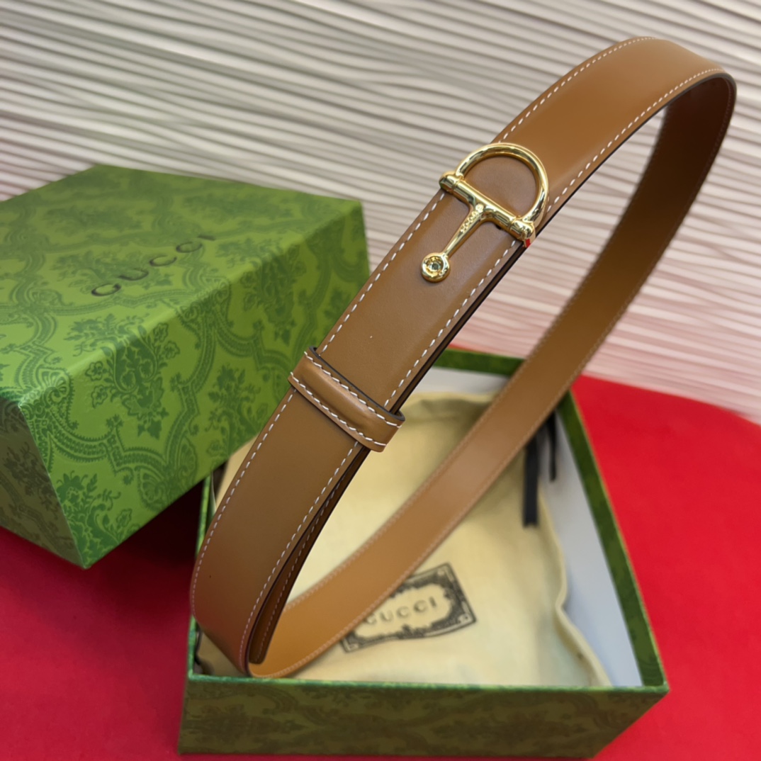 这款腰带采用GSupremepvc制作，匠心点缀品牌标志性的双G元素，彰显品牌的马术传承。背面再添方形搭