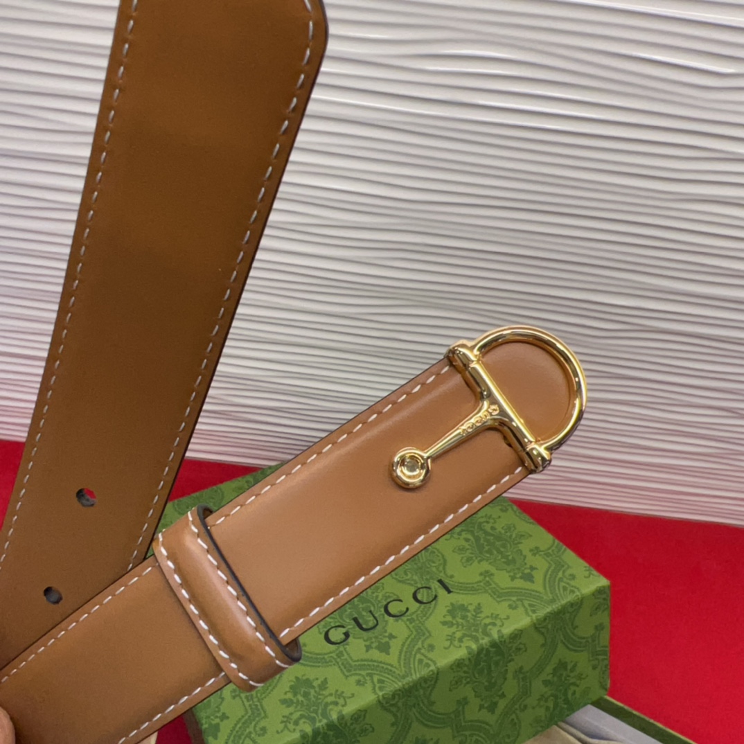 这款腰带采用GSupremepvc制作，匠心点缀品牌标志性的双G元素，彰显品牌的马术传承。背面再添方形搭