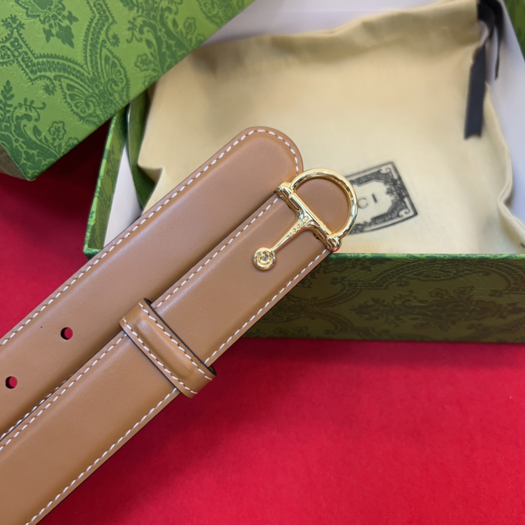 这款腰带采用GSupremepvc制作，匠心点缀品牌标志性的双G元素，彰显品牌的马术传承。背面再添方形搭