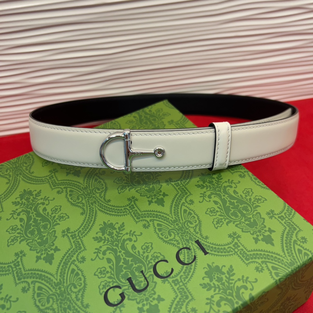 这款腰带采用GSupremepvc制作，匠心点缀品牌标志性的双G元素，彰显品牌的马术传承。背面再添方形搭